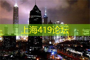 草地上踢足球或打篮球的年轻人 草地上踢足球或打篮球的年轻人