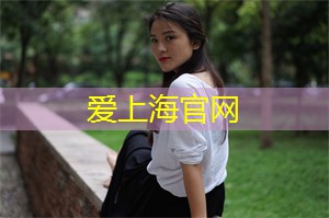 在陆家嘴的摩天大楼眺望夜景